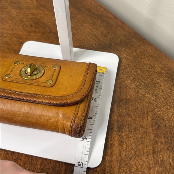 🔥 LOW START Marc Jacobs Brown Leather Turn lock Wallet with Gold Accents - Picture 11 of 12